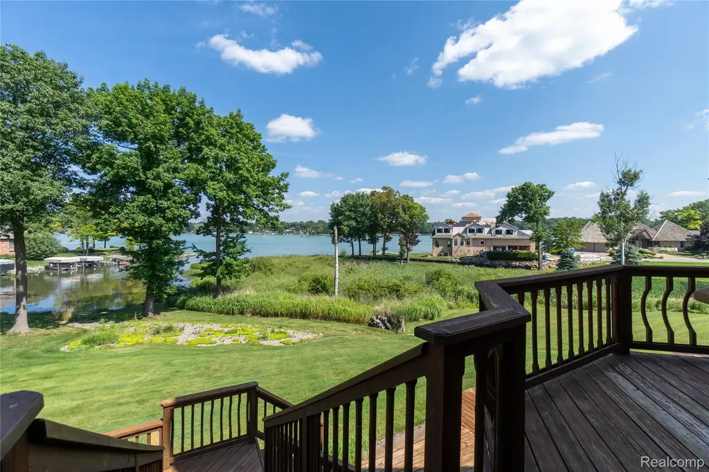 62 Chateaux Du Lac Drive Fenton Charter Township MI 48430