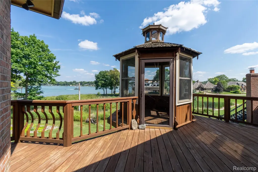 62 Chateaux Du Lac Drive Fenton Charter Township MI 48430