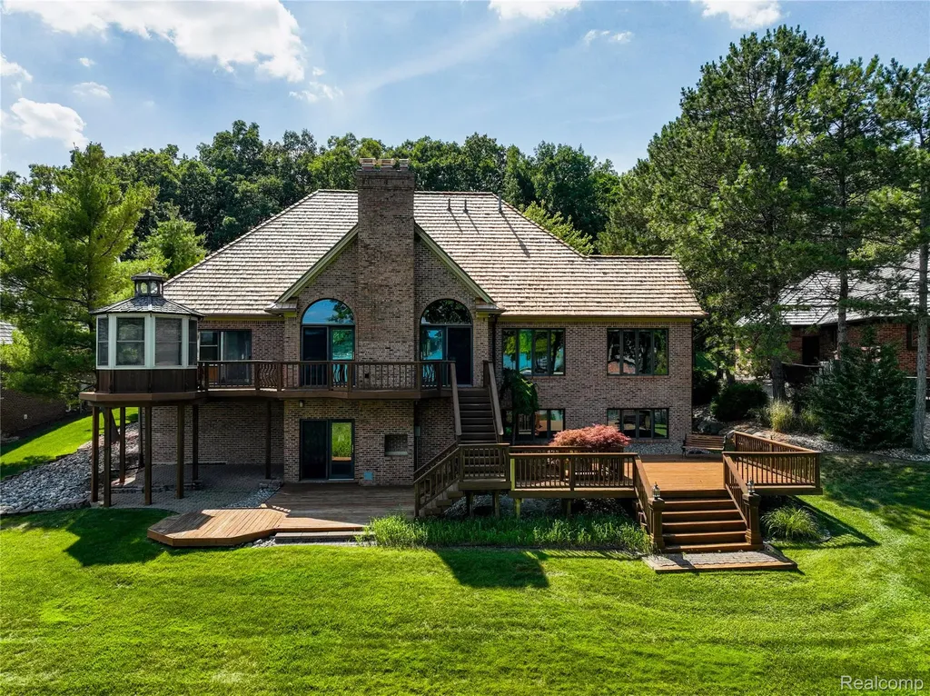 62 Chateaux Du Lac Drive Fenton Charter Township MI 48430