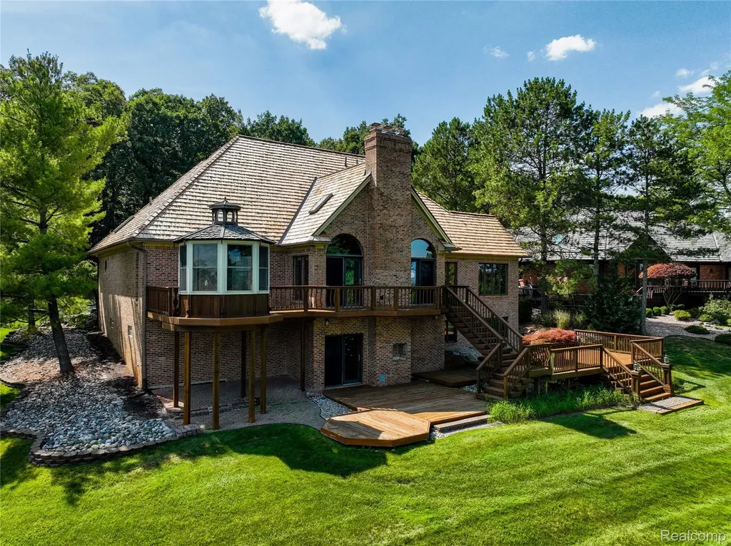 62 Chateaux Du Lac Drive Fenton Charter Township MI 48430