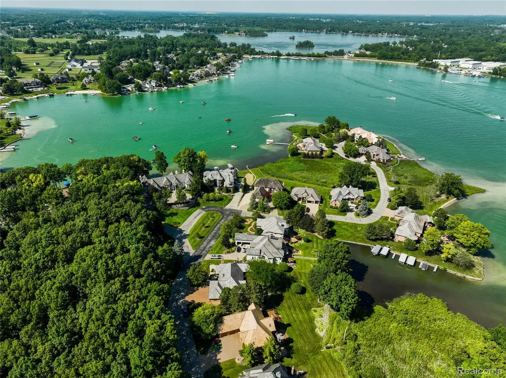 62 Chateaux Du Lac Drive Fenton Charter Township MI 48430