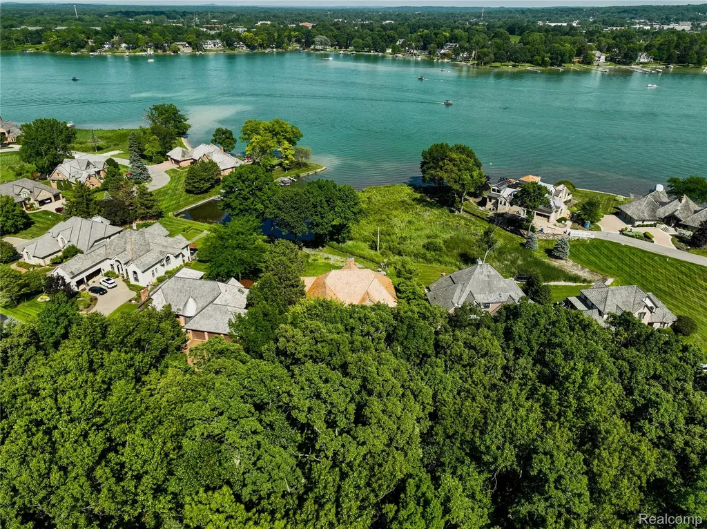 62 Chateaux Du Lac Drive Fenton Charter Township MI 48430