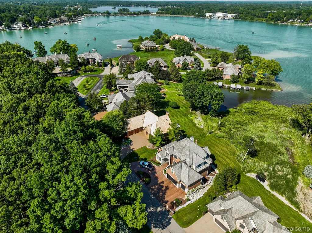 62 Chateaux Du Lac Drive Fenton Charter Township MI 48430