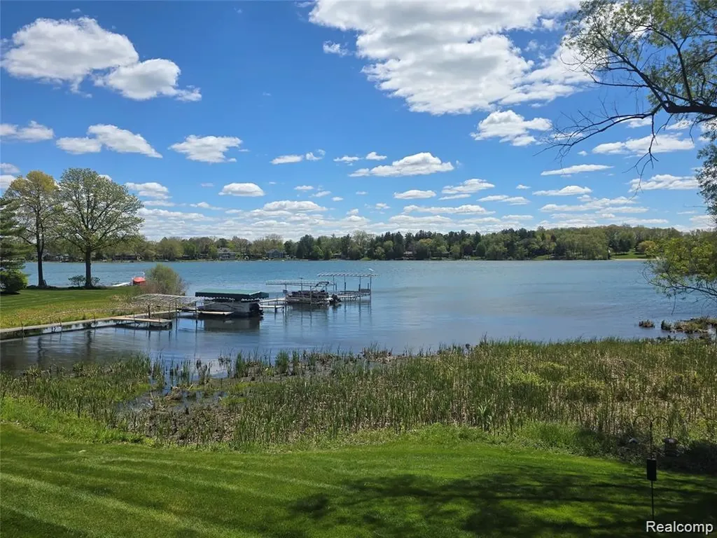 62 Chateaux Du Lac Drive Fenton Charter Township MI 48430