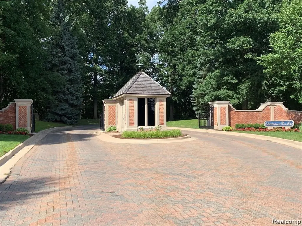 62 Chateaux Du Lac Drive Fenton Charter Township MI 48430