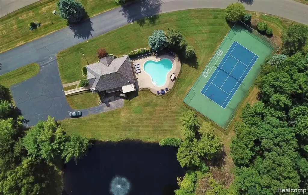 62 Chateaux Du Lac Drive Fenton Charter Township MI 48430