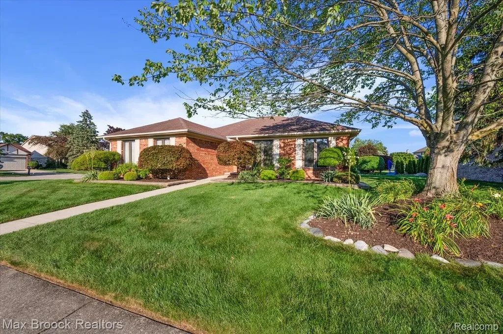 43909 Welland Drive Clinton Charter Township MI 48038
