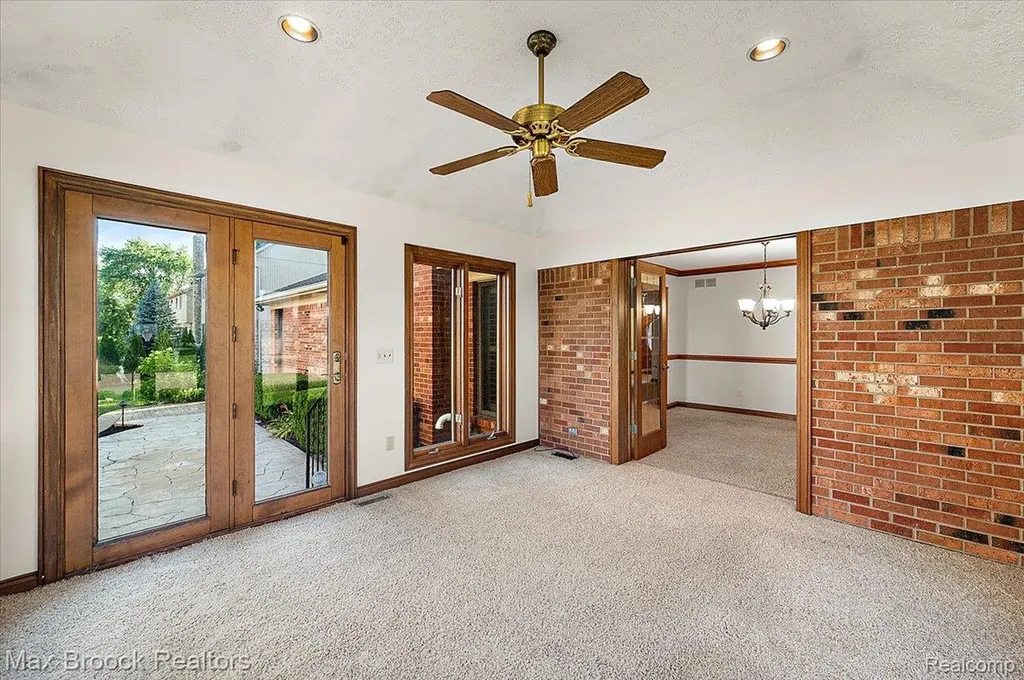 43909 Welland Drive Clinton Charter Township MI 48038