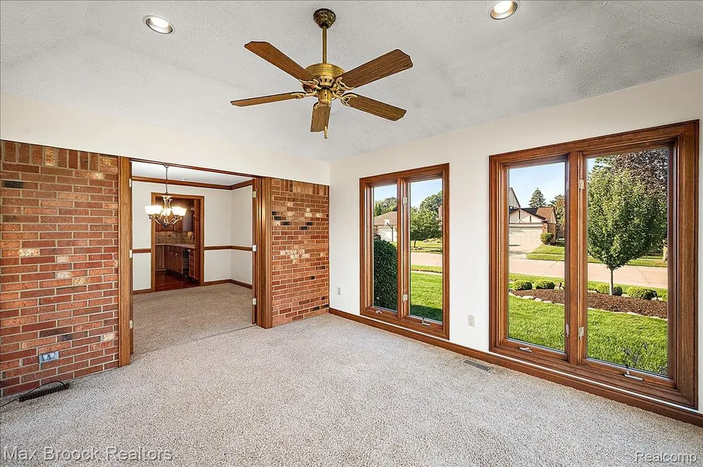 43909 Welland Drive Clinton Charter Township MI 48038