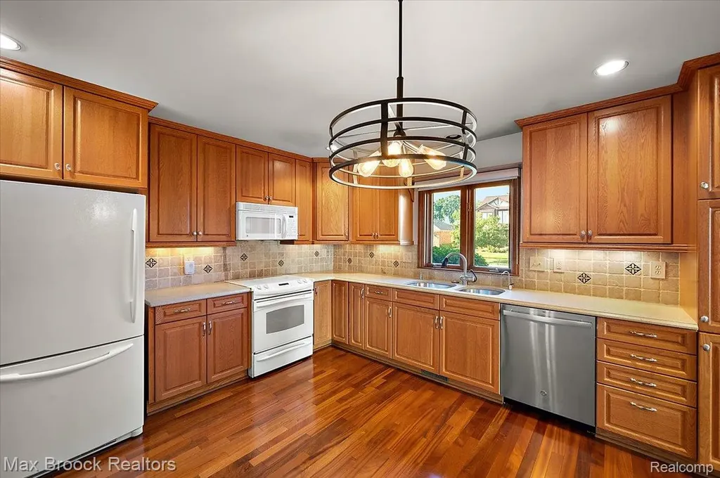 43909 Welland Drive Clinton Charter Township MI 48038