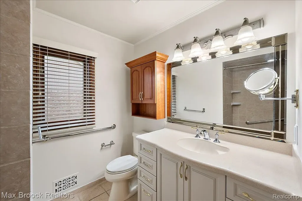43909 Welland Drive Clinton Charter Township MI 48038