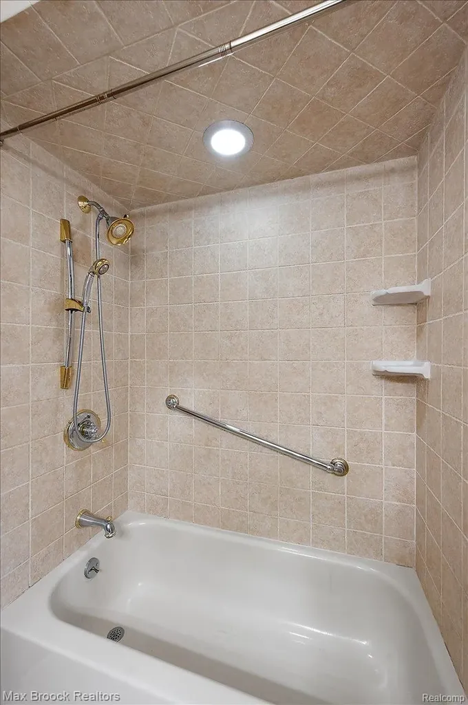 43909 Welland Drive Clinton Charter Township MI 48038