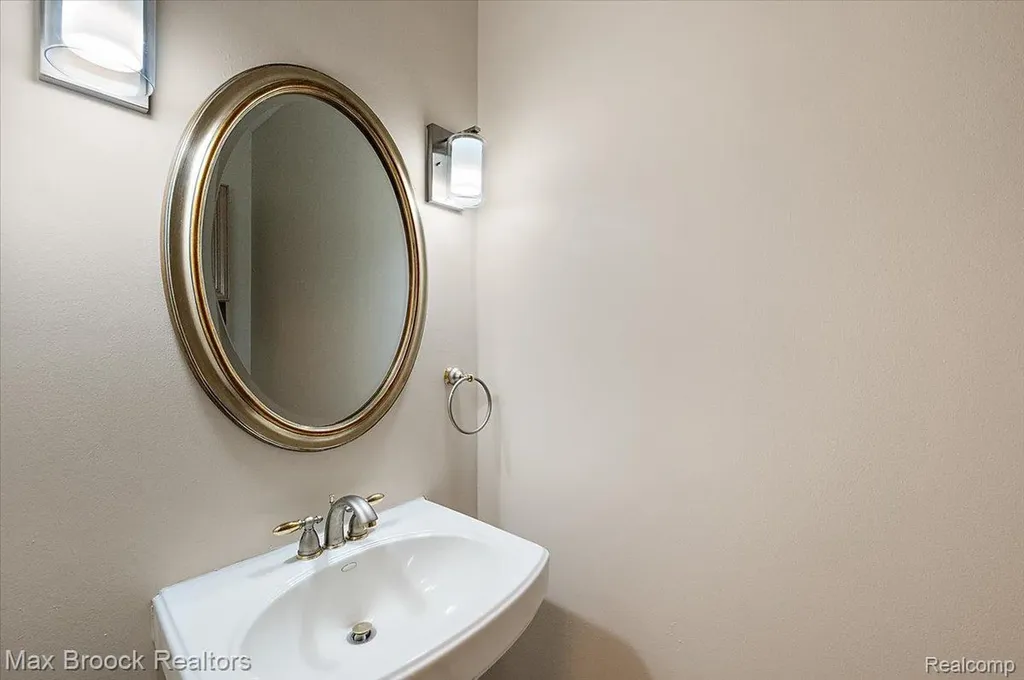 43909 Welland Drive Clinton Charter Township MI 48038