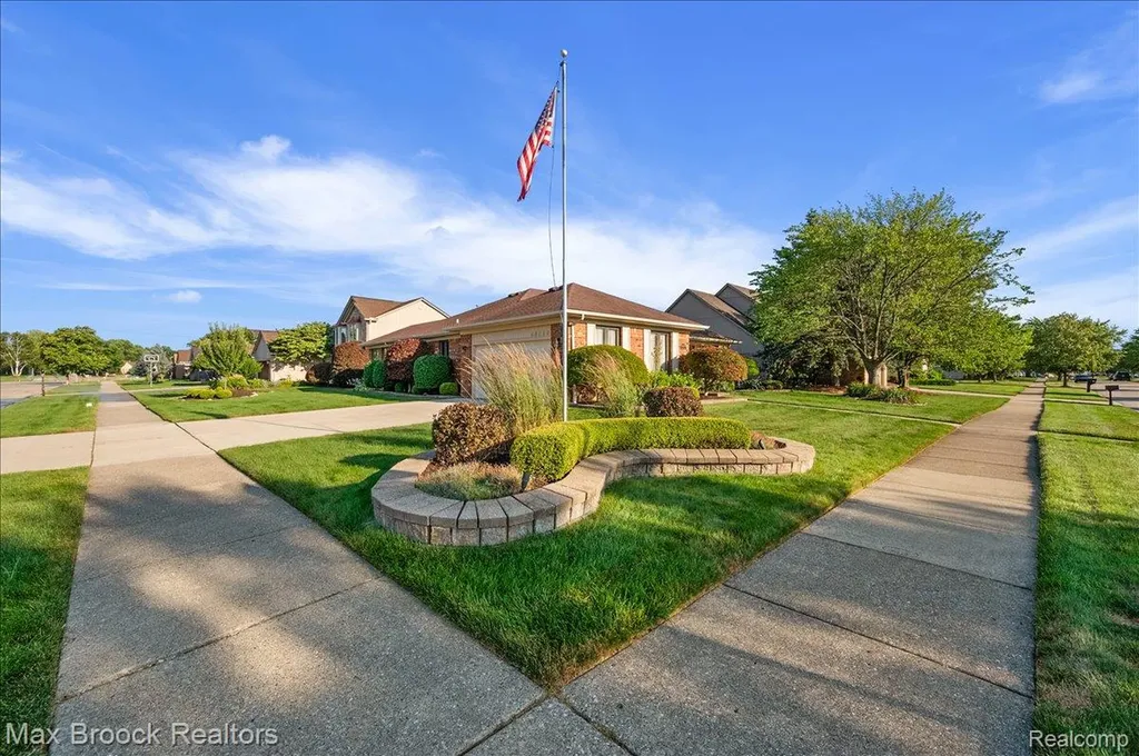 43909 Welland Drive Clinton Charter Township MI 48038