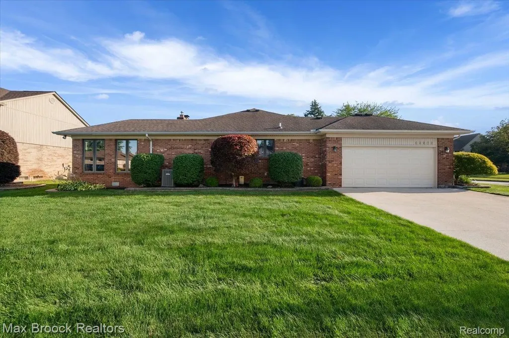 43909 Welland Drive Clinton Charter Township MI 48038
