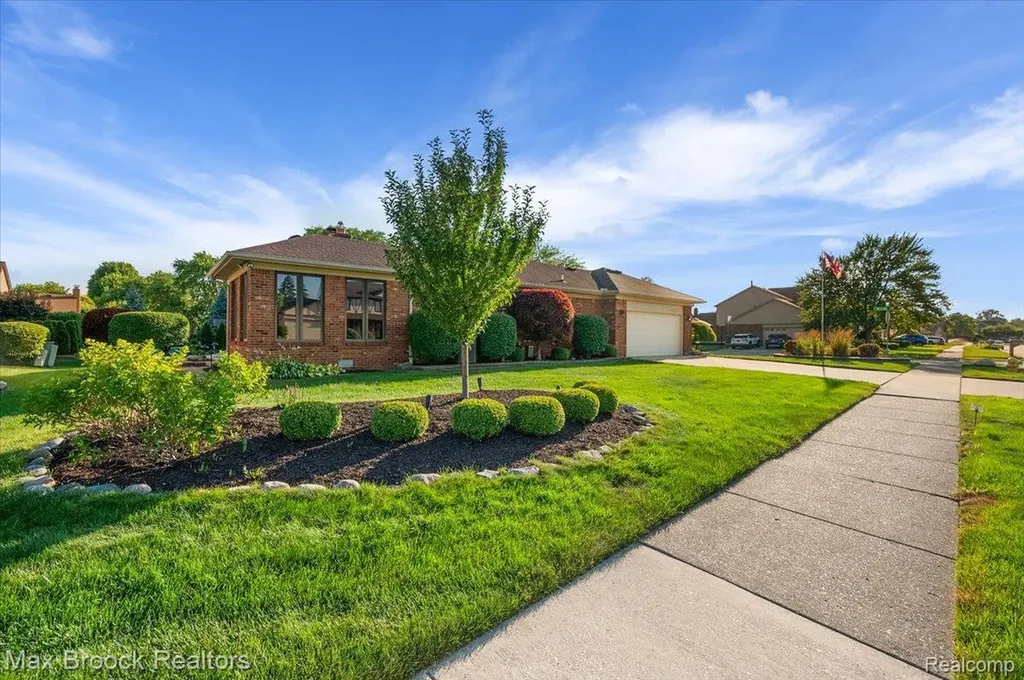43909 Welland Drive Clinton Charter Township MI 48038