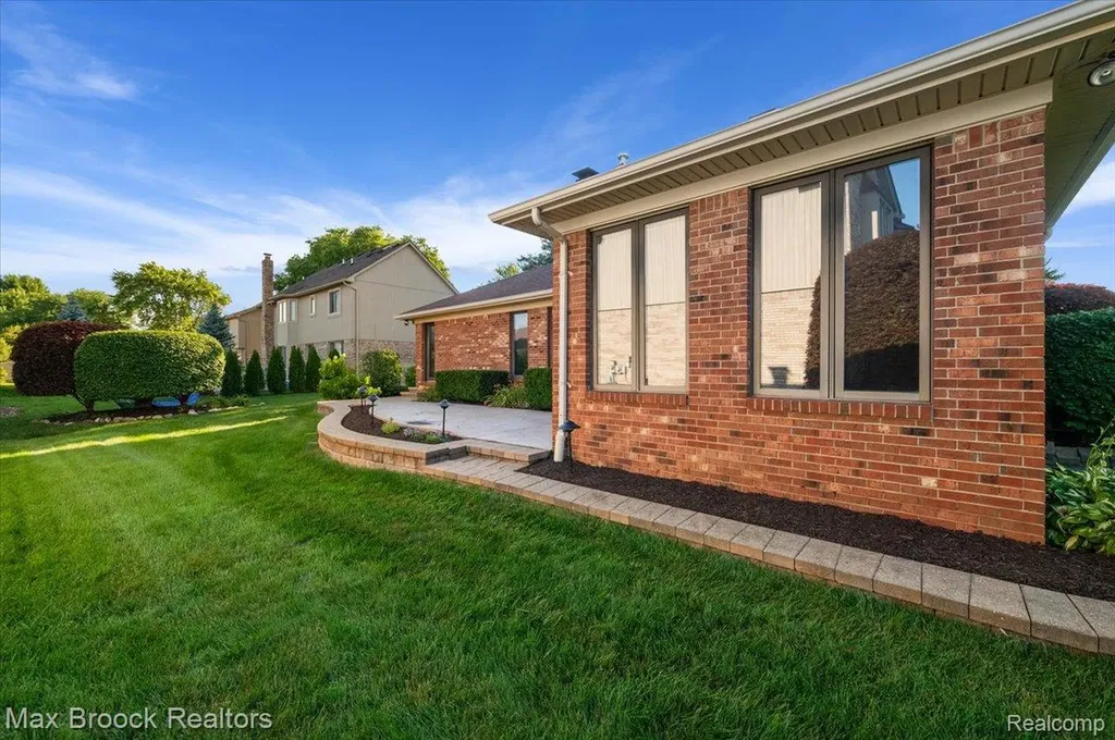 43909 Welland Drive Clinton Charter Township MI 48038