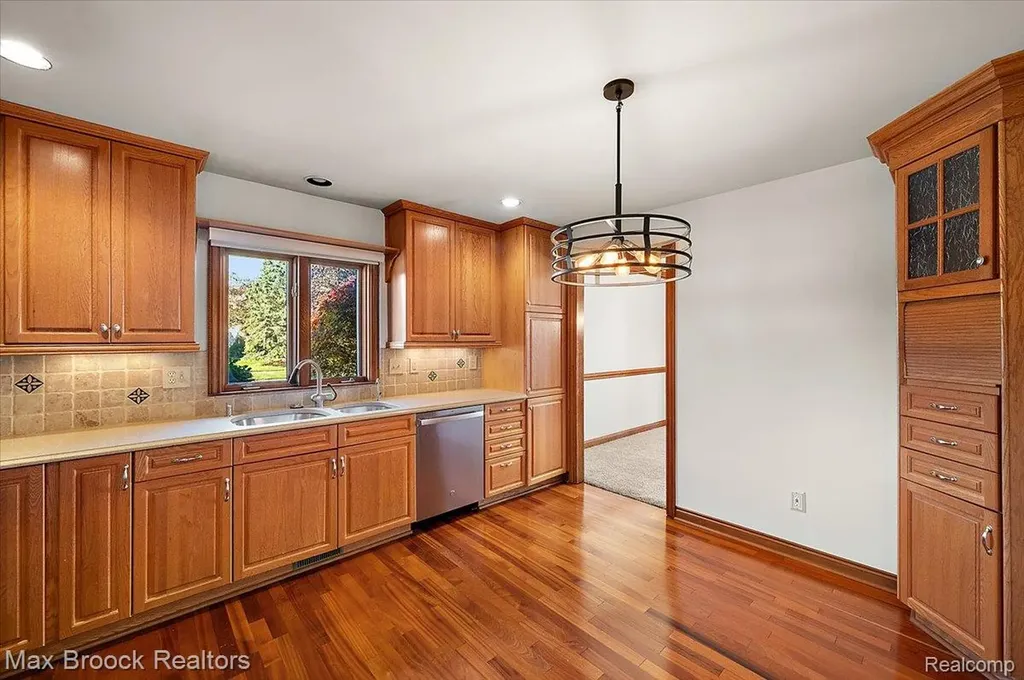 43909 Welland Drive Clinton Charter Township MI 48038