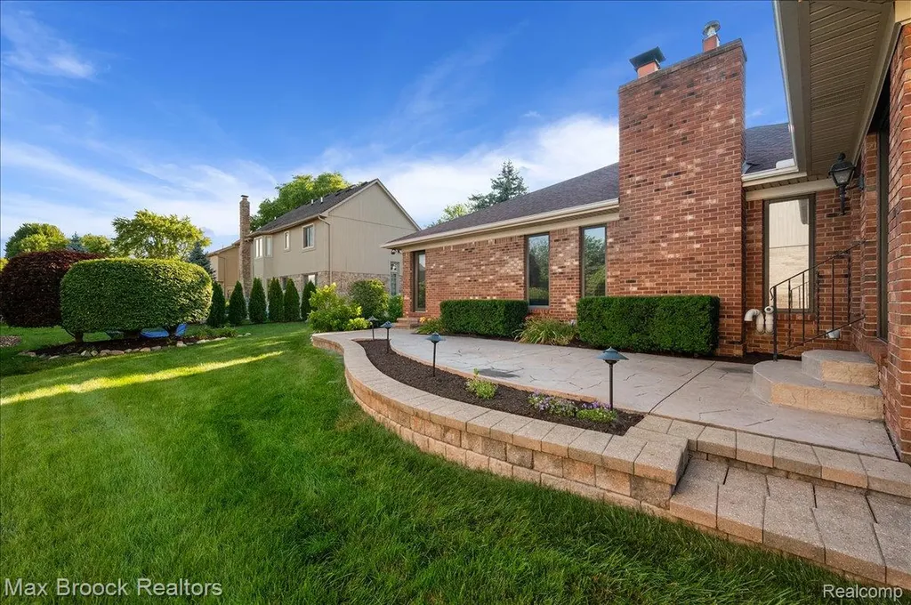 43909 Welland Drive Clinton Charter Township MI 48038