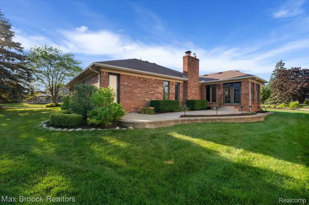 43909 Welland Drive Clinton Charter Township MI 48038