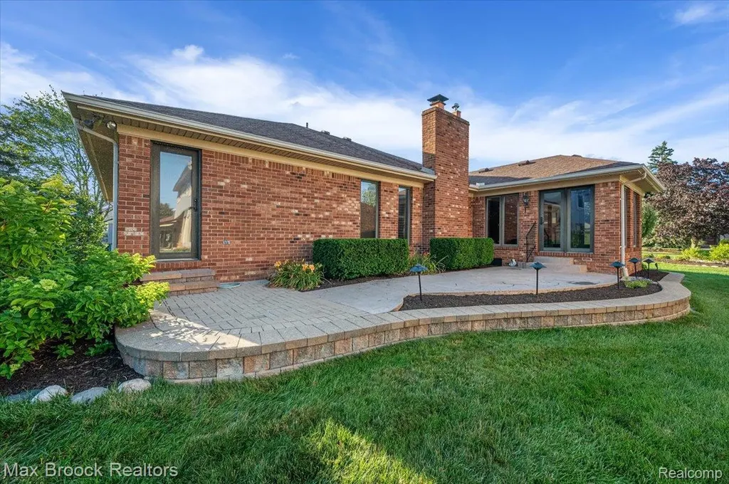 43909 Welland Drive Clinton Charter Township MI 48038
