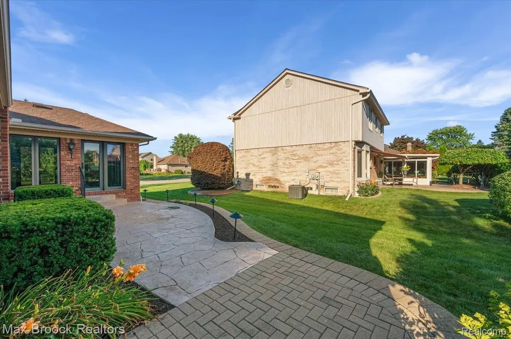 43909 Welland Drive Clinton Charter Township MI 48038