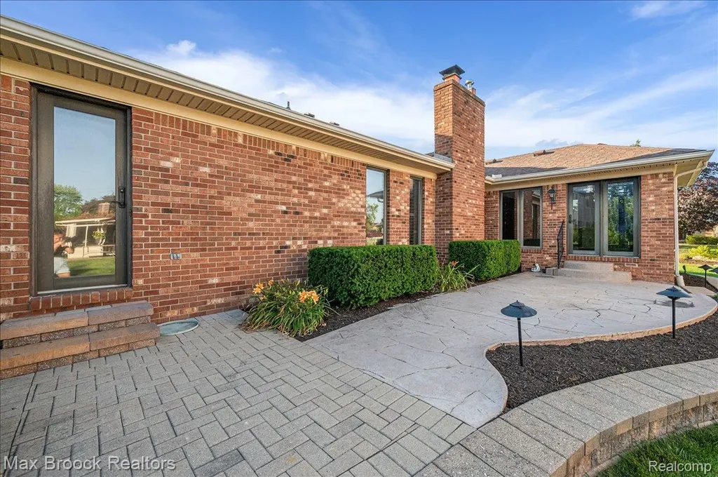 43909 Welland Drive Clinton Charter Township MI 48038