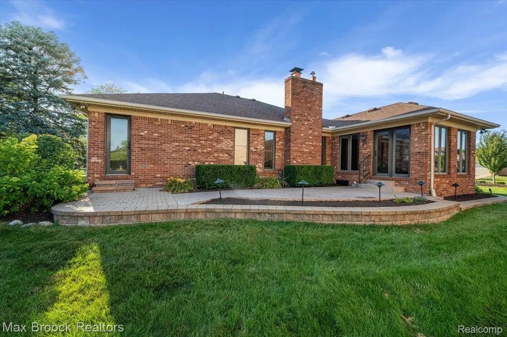 43909 Welland Drive Clinton Charter Township MI 48038