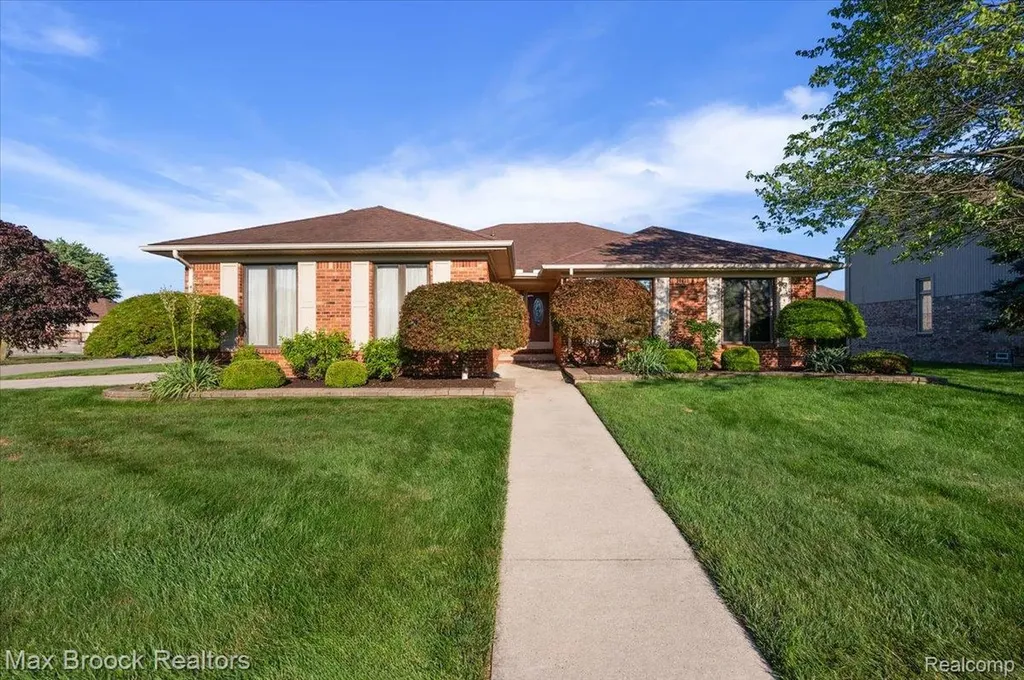 43909 Welland Drive Clinton Charter Township MI 48038
