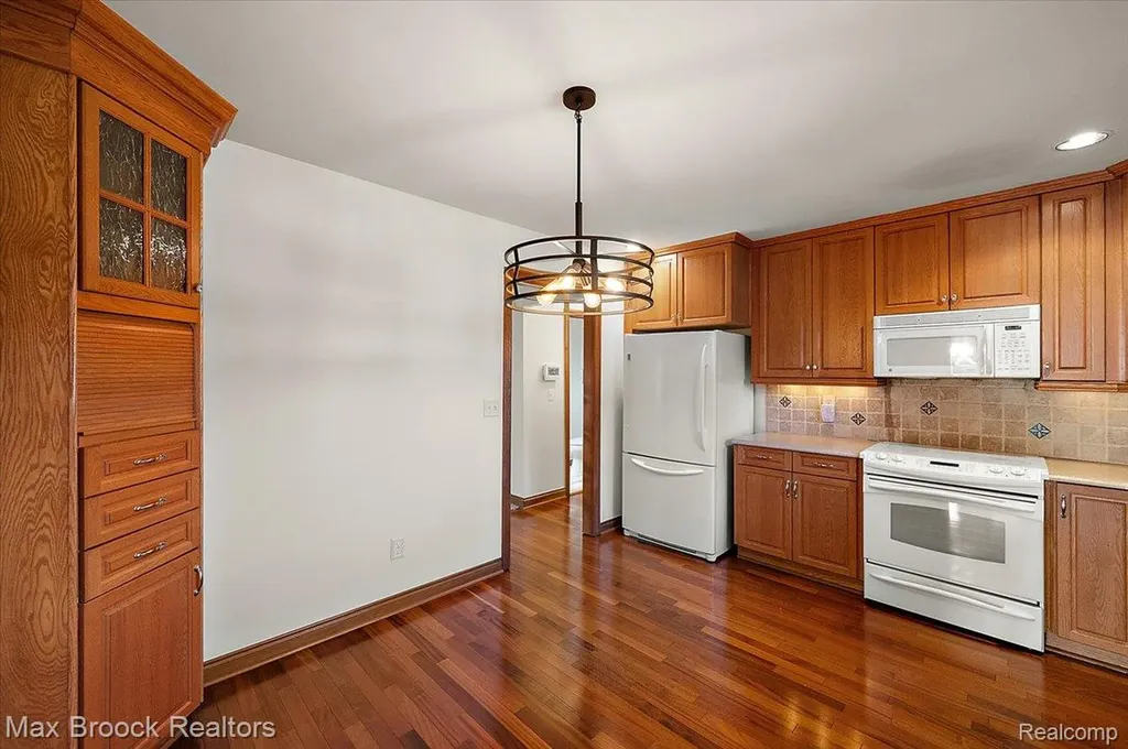 43909 Welland Drive Clinton Charter Township MI 48038
