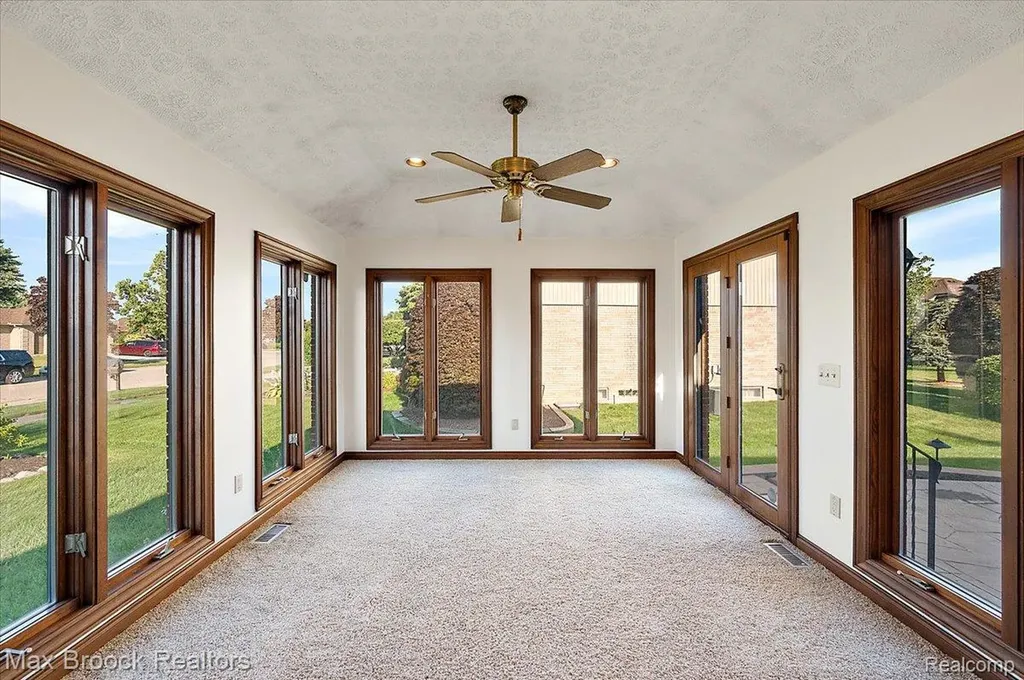 43909 Welland Drive Clinton Charter Township MI 48038