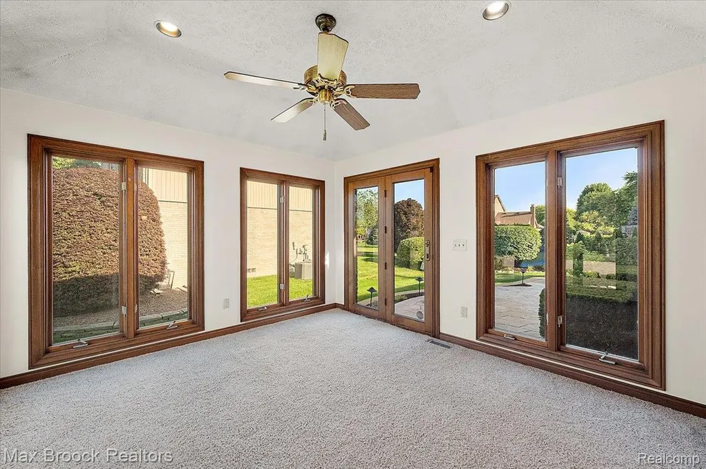 43909 Welland Drive Clinton Charter Township MI 48038