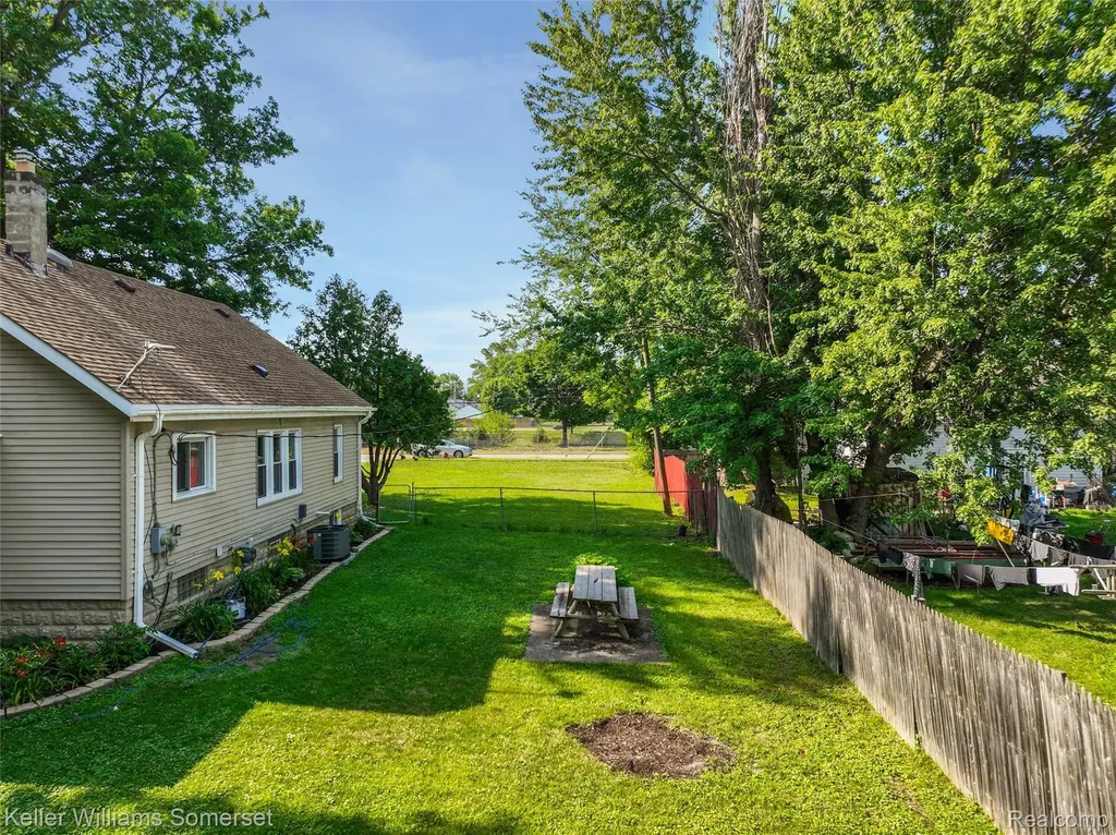18335 E 11 Mile Road Roseville City MI 48066