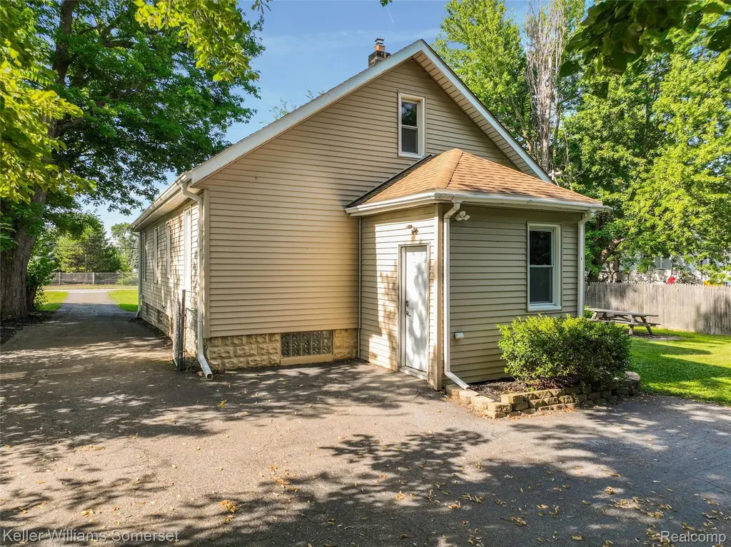 18335 E 11 Mile Road Roseville City MI 48066