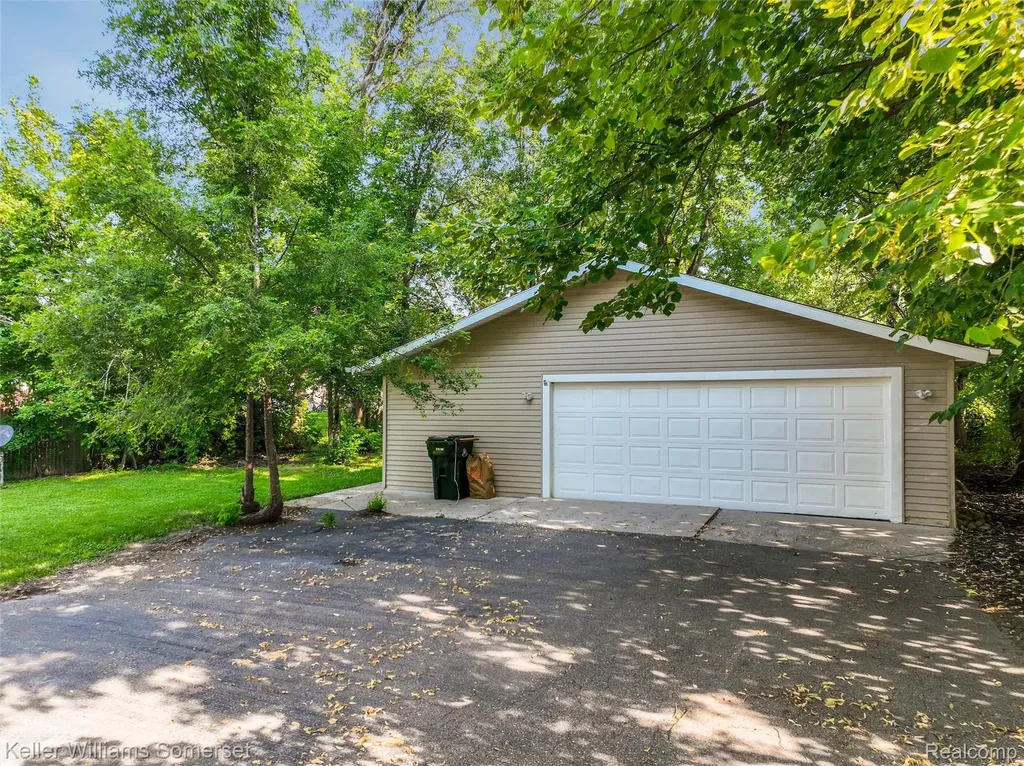 18335 E 11 Mile Road Roseville City MI 48066