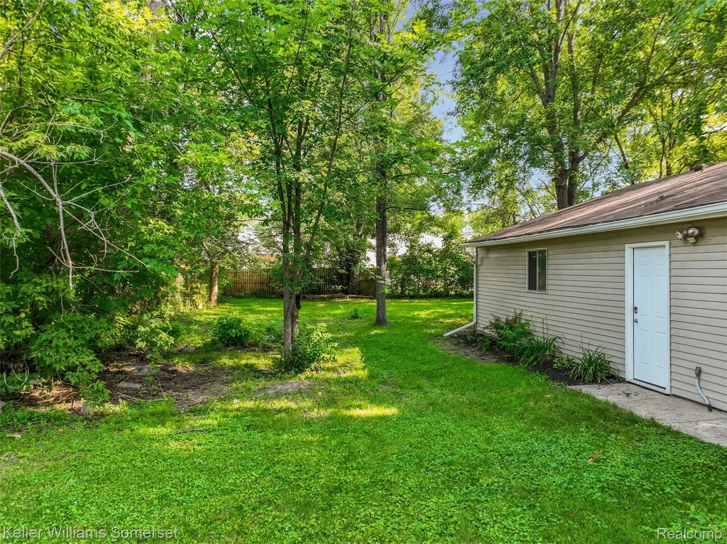 18335 E 11 Mile Road Roseville City MI 48066