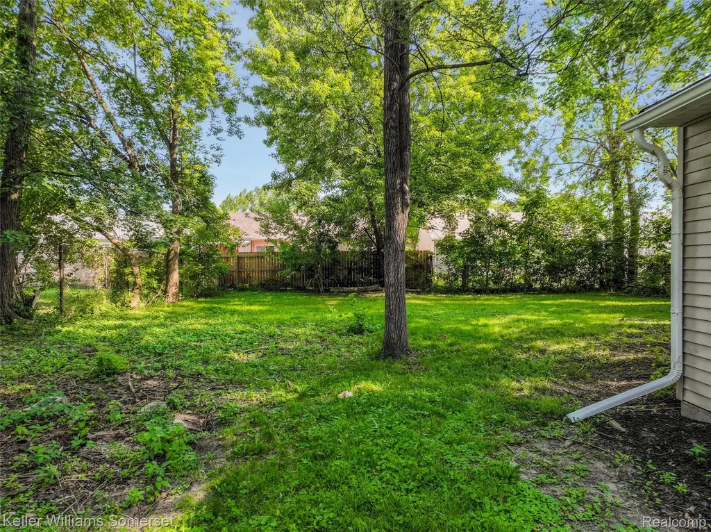 18335 E 11 Mile Road Roseville City MI 48066