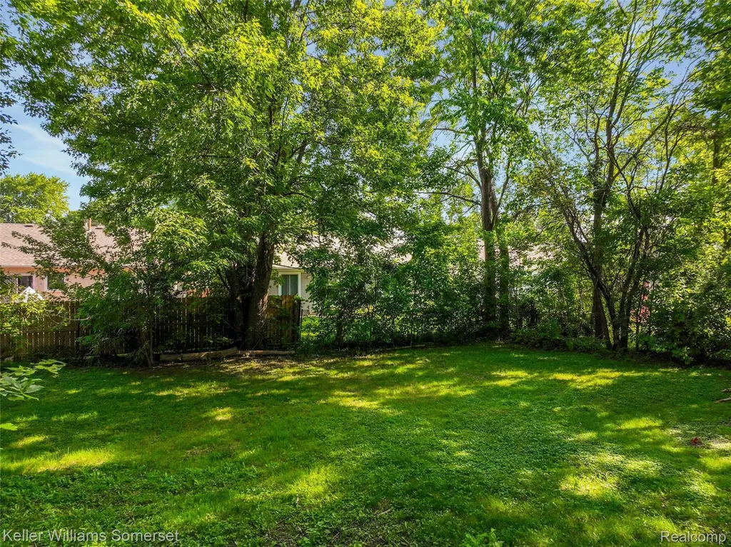 18335 E 11 Mile Road Roseville City MI 48066