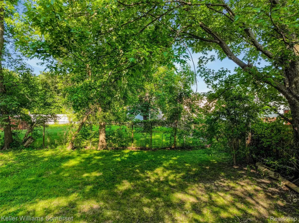 18335 E 11 Mile Road Roseville City MI 48066