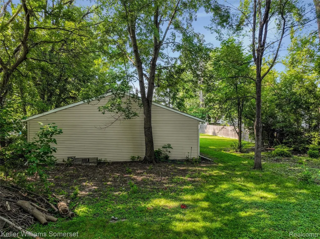 18335 E 11 Mile Road Roseville City MI 48066
