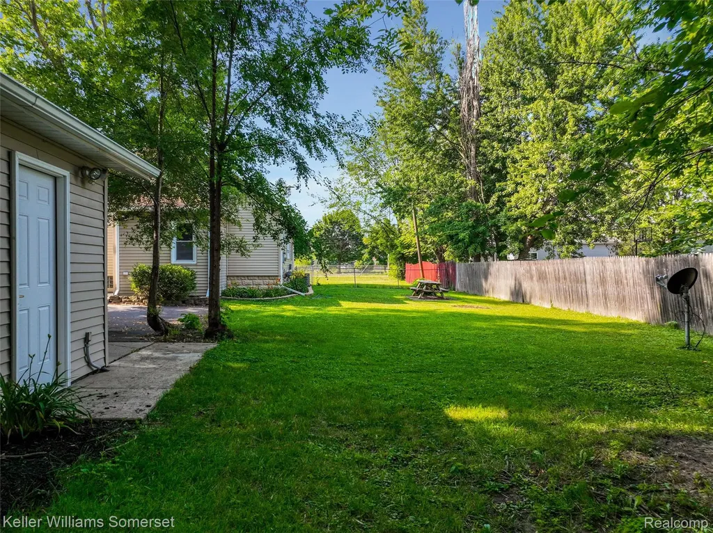 18335 E 11 Mile Road Roseville City MI 48066