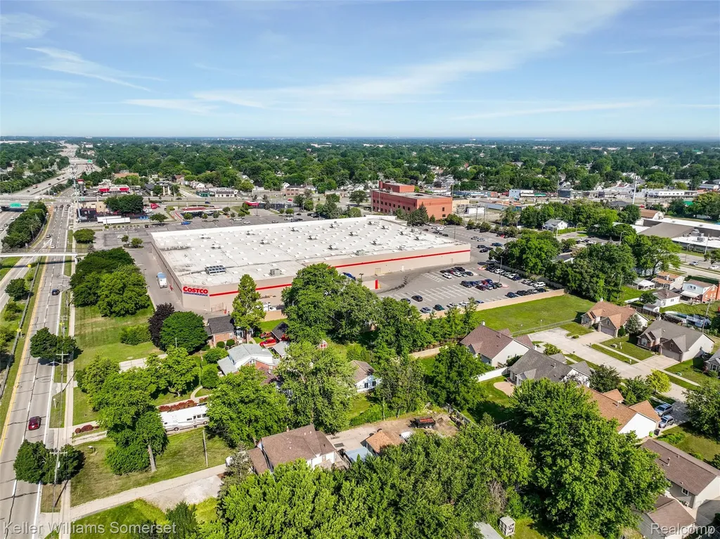18335 E 11 Mile Road Roseville City MI 48066