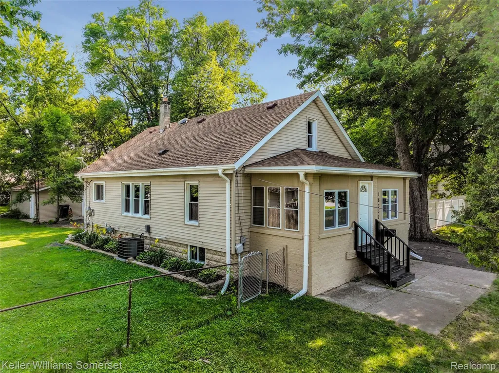 18335 E 11 Mile Road Roseville City MI 48066