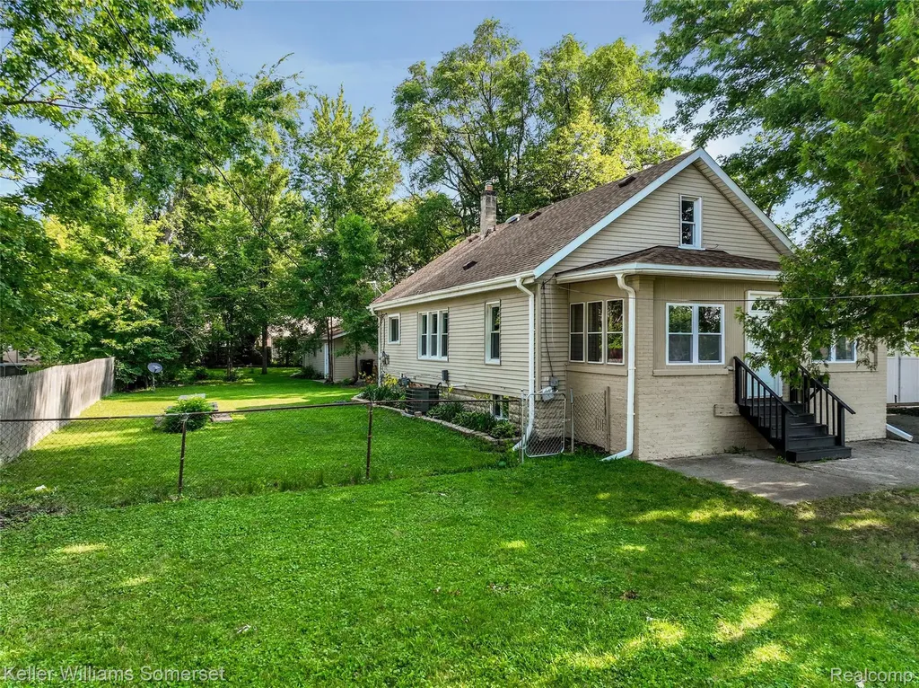 18335 E 11 Mile Road Roseville City MI 48066