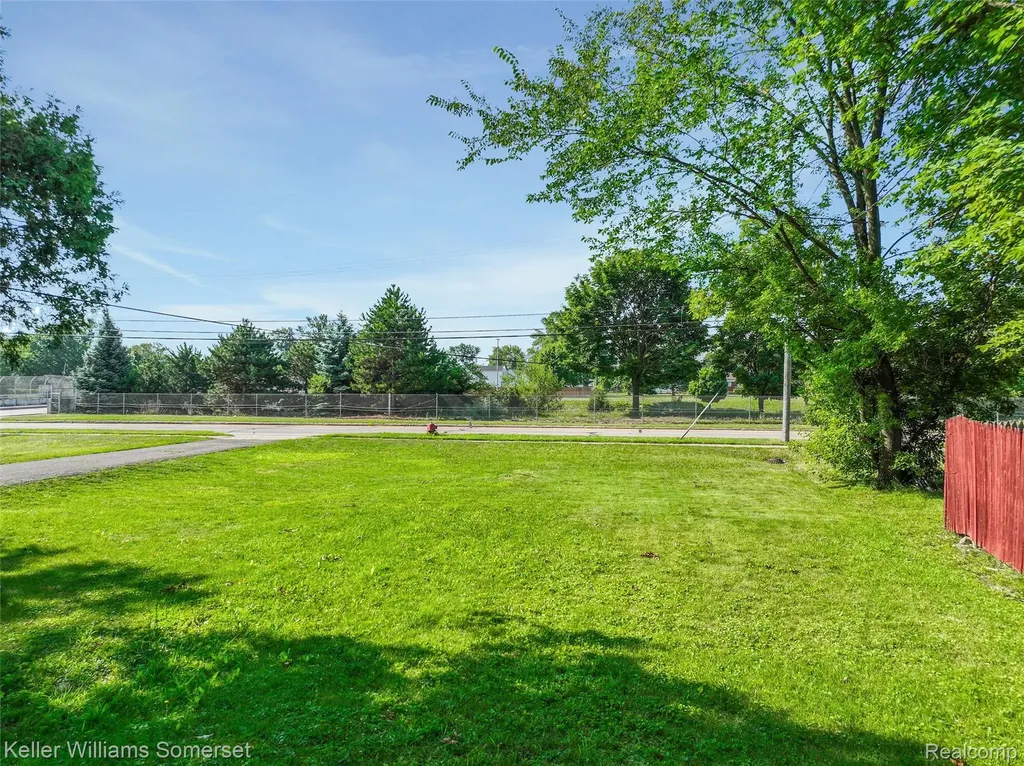 18335 E 11 Mile Road Roseville City MI 48066