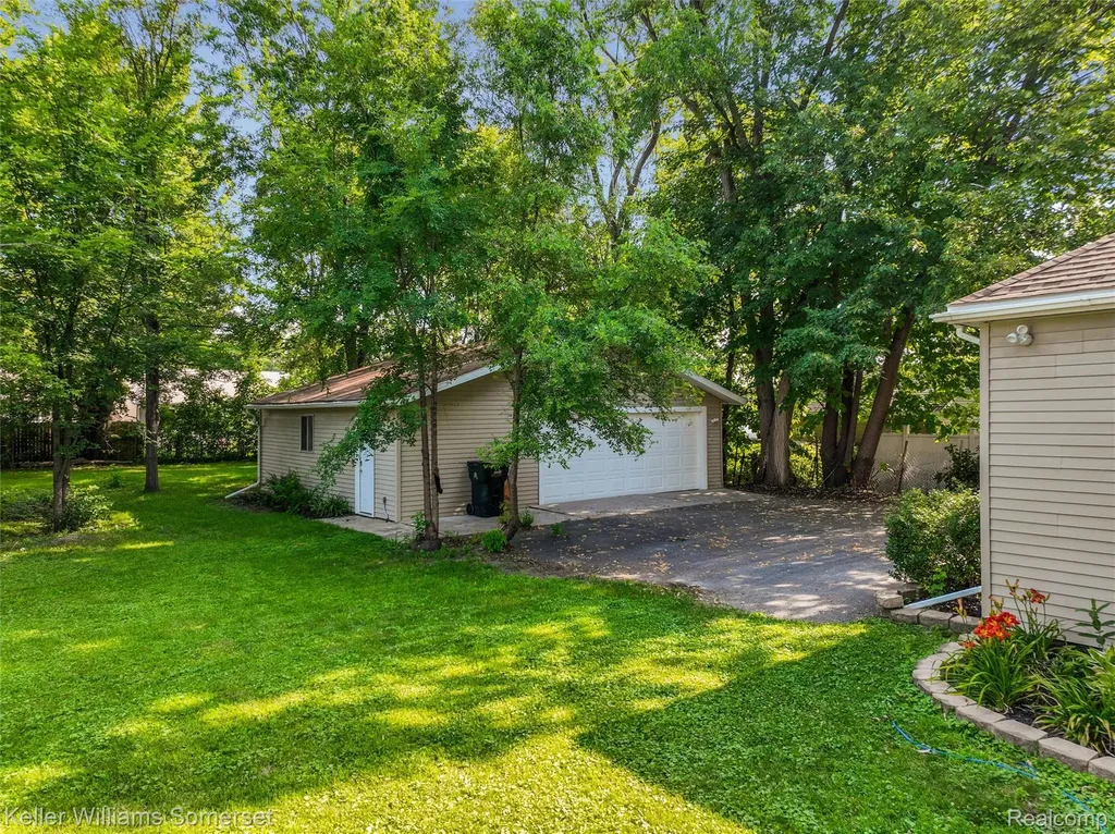 18335 E 11 Mile Road Roseville City MI 48066