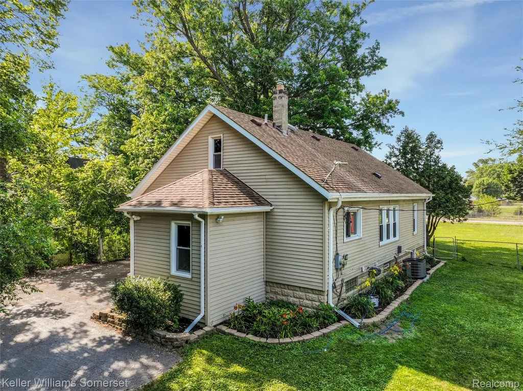 18335 E 11 Mile Road Roseville City MI 48066