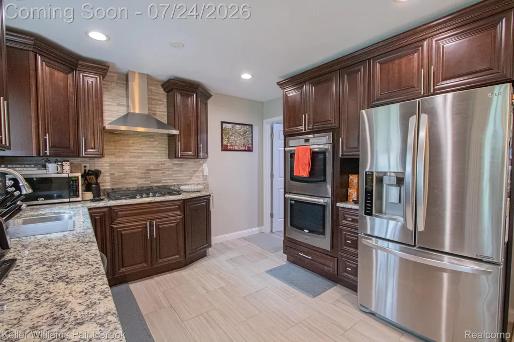 2126 Jarman Drive Troy City MI 48085