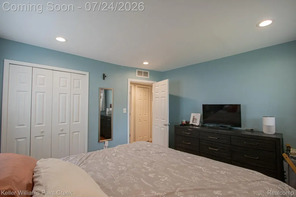 2126 Jarman Drive Troy City MI 48085