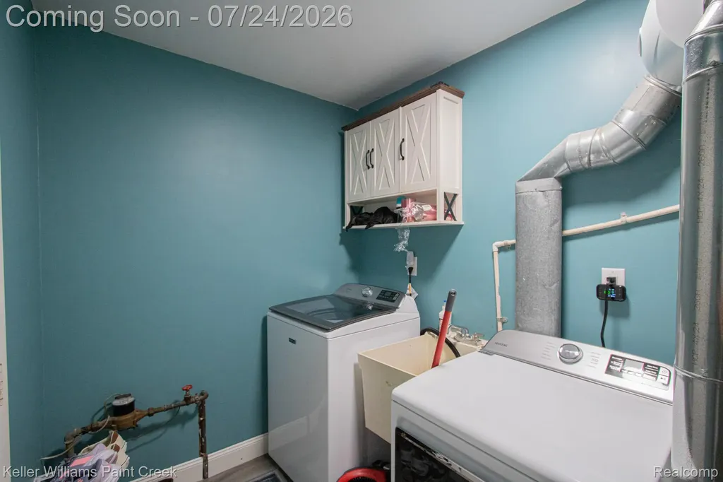2126 Jarman Drive Troy City MI 48085